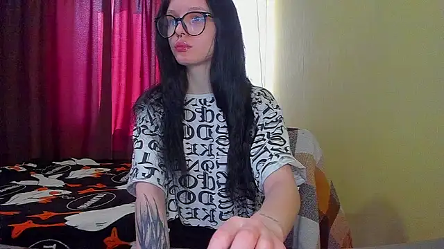 Snapshot of Hi_Kitti chatting on March 13, 2025, 5:11 am Hi Kitti online show from March 13, 2025, 5:11 am