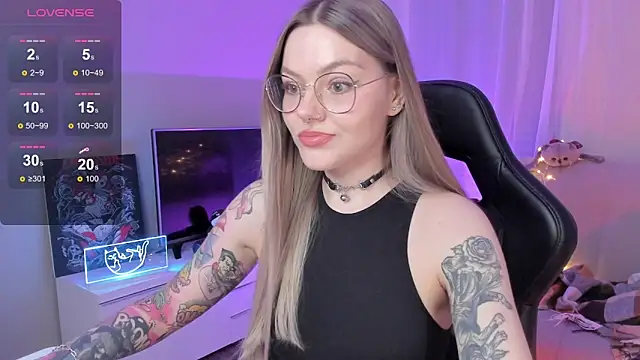 Marta May  online show from September 26, 2025, 4:03 pm