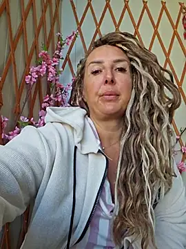 Snapshot of MariaRichi_ chatting on October 6, 2025, 6:25 am MariaRichi online show from October 6, 2025, 6:25 am