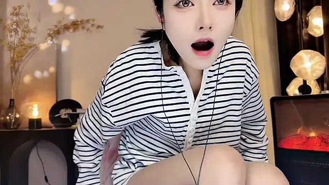 xiaodaibabyy online show from February 26, 2025, 1:11 pm