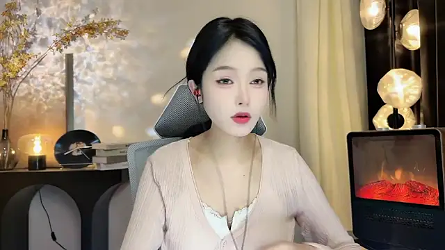 xiaodaibabyy online show from February 23, 2025, 1:21 pm