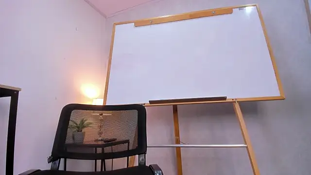 Snapshot of Caroline_dh chatting on April 20, 2026, 10:29 am Caroline dh online show from April 20, 2026, 10:29 am