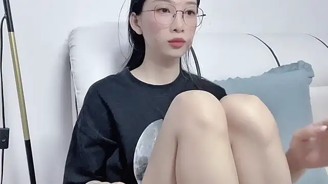 Snapshot of Lili-2 chatting on April 22, 2026, 12:45 pm Lili-2 online show from April 22, 2026, 12:45 pm