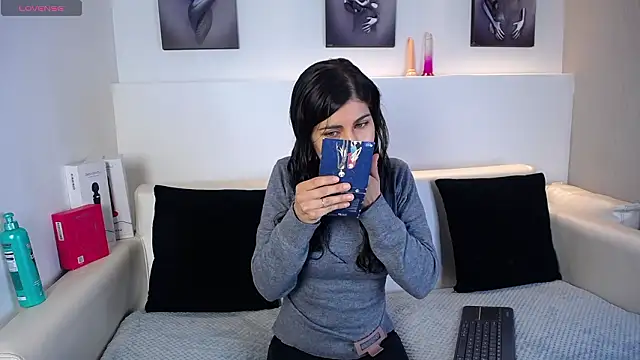 Melodi Roux online show from March 19, 2026, 1:44 pm