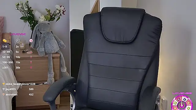 Snapshot of Sophie_Enzo chatting on March 23, 2025, 3:54 am Sophie Enzo online show from March 23, 2025, 3:54 am