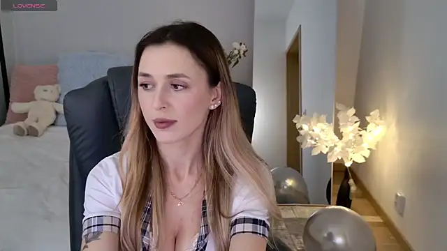 Snapshot of Sophie_Enzo chatting on March 22, 2025, 9:42 pm Sophie Enzo online show from March 22, 2025, 9:42 pm