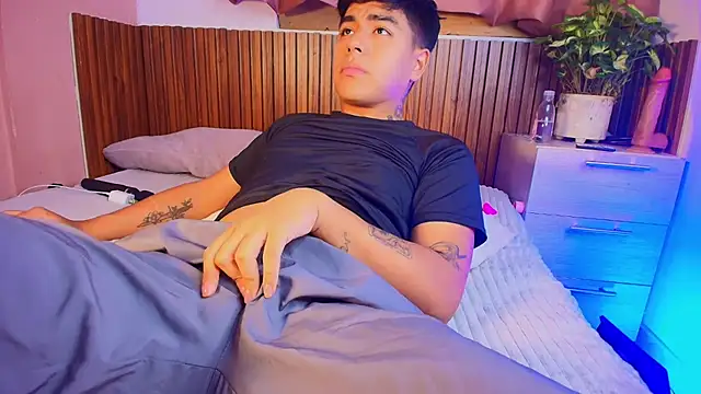 kiing azahell online show from December 18, 2025, 11:41 pm