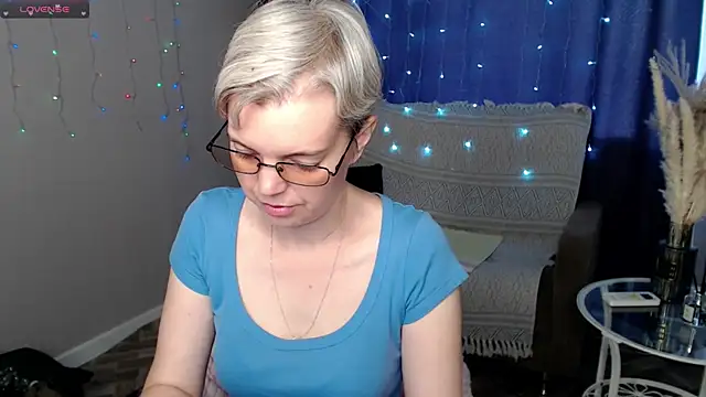 Snapshot of Cutie_Erikaa1 chatting on May 30, 2026, 2:18 am Cutie Erikaa1 online show from May 30, 2026, 2:18 am