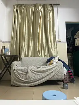 cwonchyn online show from December 18, 2024, 2:06 pm