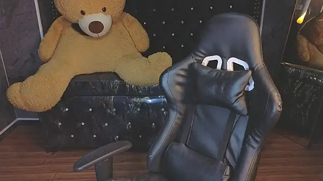 Kitty fox b online show from November 14, 2025, 12:53 pm