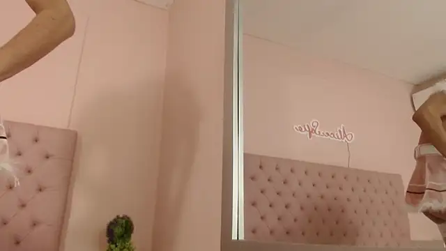 Snapshot of alice_sofia chatting on October 22, 2025, 1:32 pm alice sofia online show from October 22, 2025, 1:32 pm