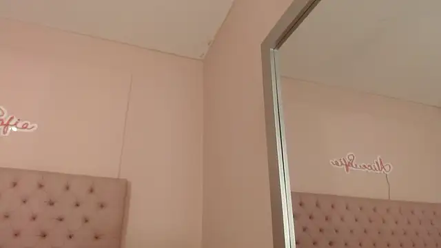 Snapshot of alice_sofia chatting on October 9, 2025, 1:33 pm alice sofia online show from October 9, 2025, 1:33 pm