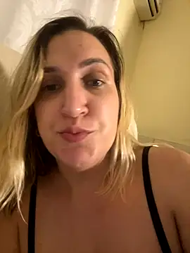 Snapshot of Bia_sexynovaes chatting on November 15, 2025, 12:47 am Bia sexynovaes online show from November 15, 2025, 12:47 am