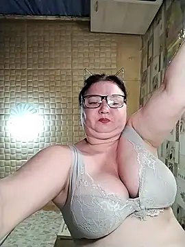 Snapshot of Holly-69 chatting on July 2, 2026, 4:57 pm Holly-69 online show from July 2, 2026, 4:57 pm