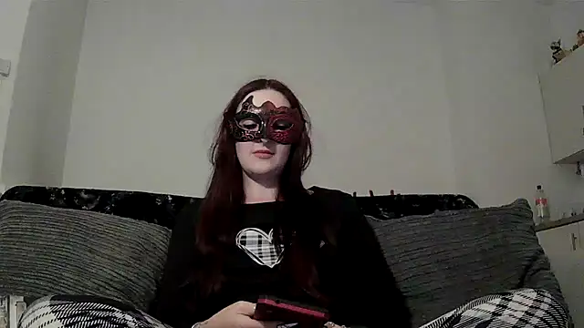 Snapshot of LexiSnowUK chatting on July 6, 2026, 8:33 pm LexiSnowUK online show from July 6, 2026, 8:33 pm