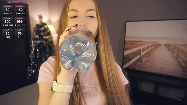 EsmaCarll online show from December 21, 2025, 8:20 pm