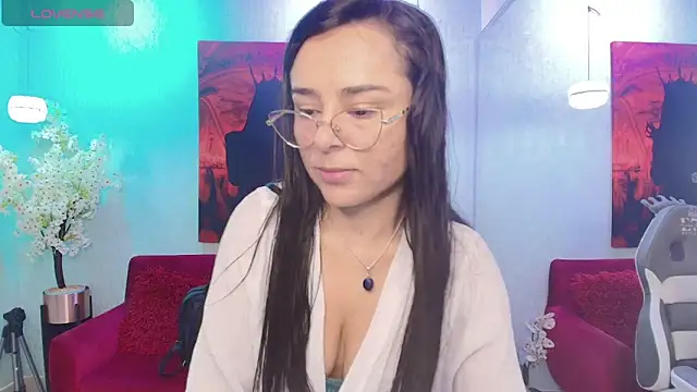 Snapshot of Tiara_rr chatting on December 18, 2025, 7:40 pm Tiara rr online show from December 18, 2025, 7:40 pm