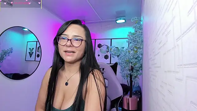 Snapshot of Tiara_rr chatting on May 2, 2026, 3:23 am Tiara rr online show from May 2, 2026, 3:23 am