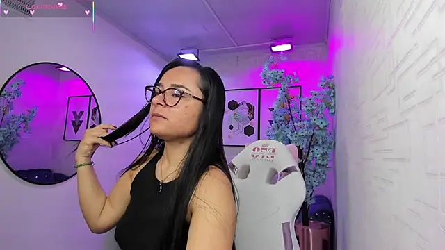 Snapshot of Tiara_rr chatting on February 8, 2026, 3:26 am Tiara rr online show from February 8, 2026, 3:26 am