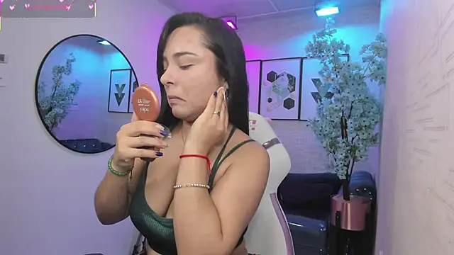 Snapshot of Tiara_rr chatting on February 14, 2026, 8:09 pm Tiara rr online show from February 14, 2026, 8:09 pm