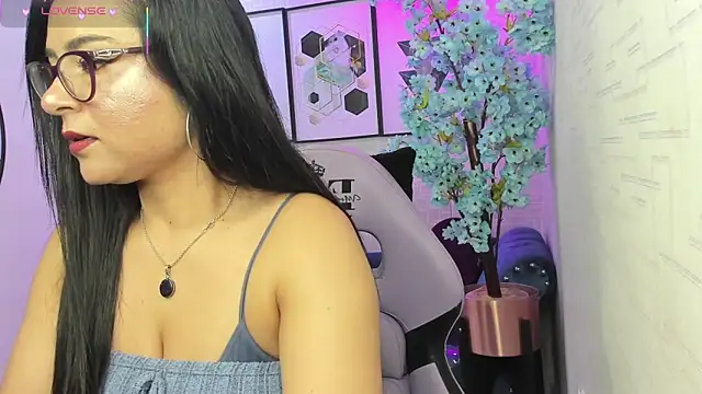 Snapshot of Tiara_rr chatting on February 1, 2026, 11:52 am Tiara rr online show from February 1, 2026, 11:52 am