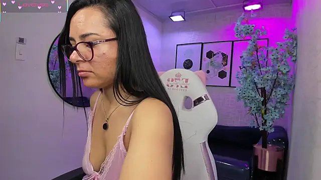 Snapshot of Tiara_rr chatting on February 7, 2026, 3:36 am Tiara rr online show from February 7, 2026, 3:36 am