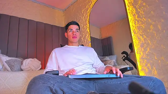 Snapshot of Benjamin_More chatting on December 3, 2025, 3:51 am Benjamin More online show from December 3, 2025, 3:51 am