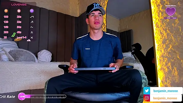 Snapshot of Benjamin_More chatting on December 14, 2025, 5:13 am Benjamin More online show from December 14, 2025, 5:13 am