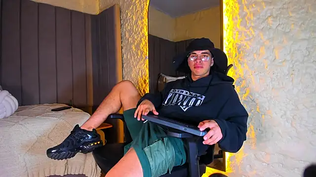 Snapshot of Benjamin_More chatting on December 18, 2025, 2:16 am Benjamin More online show from December 18, 2025, 2:16 am