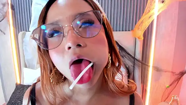 Snapshot of MelanieRoah chatting on October 27, 2025, 7:48 pm MelanieRoah online show from October 27, 2025, 7:48 pm