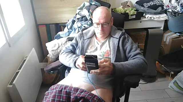 Snapshot of bogland33 chatting on May 8, 2026, 9:46 am bogland33 online show from May 8, 2026, 9:46 am