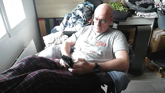 Snapshot of bogland33 chatting on May 9, 2026, 2:42 pm bogland33 online show from May 9, 2026, 2:42 pm
