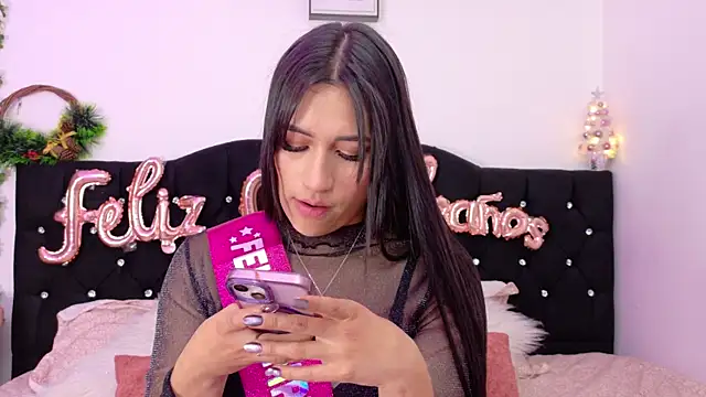 Snapshot of Sara_Kurt chatting on December 4, 2025, 3:22 pm Sara Kurt online show from December 4, 2025, 3:22 pm