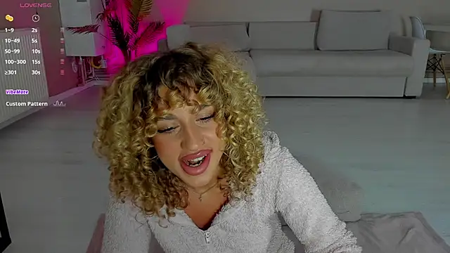 Snapshot of CurlyAnt0 chatting on October 27, 2025, 11:49 pm CurlyAnt0 online show from October 27, 2025, 11:49 pm