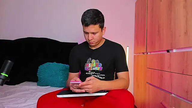 ANDREZALVAREZ online show from November 7, 2025, 1:59 pm