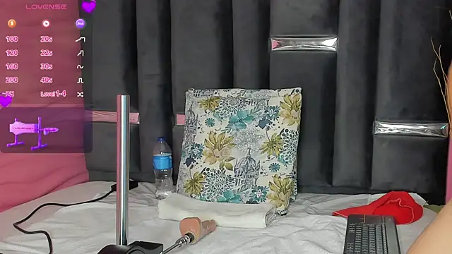 Snapshot of kinky_polar chatting on February 6, 2025, 2:44 am kinky polar online show from February 6, 2025, 2:44 am