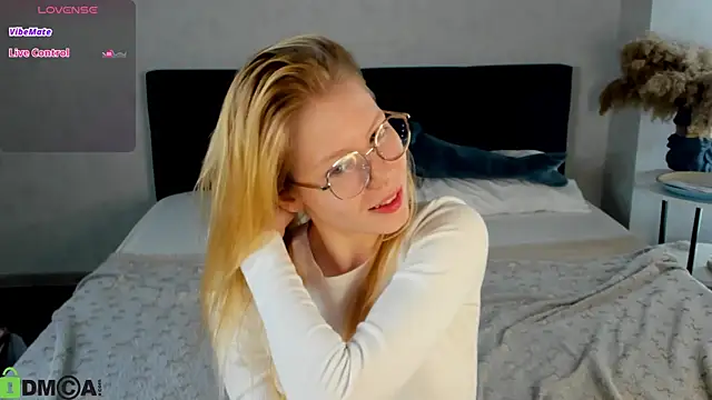 Esme Runn online show from May 13, 2026, 3:13 am