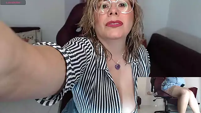 Snapshot of Serenay_ chatting on January 8, 2025, 10:37 pm Serenay  online show from January 8, 2025, 10:37 pm