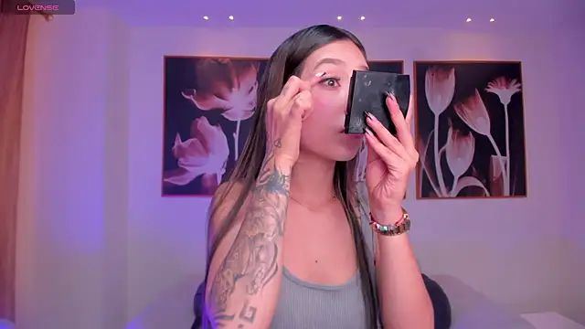 TaraLawrence online show from November 21, 2025, 3:27 am