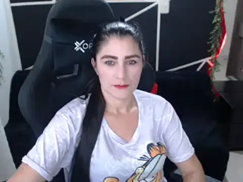 LUCY LI online show from November 23, 2025, 7:02 pm