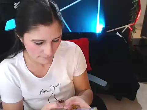 LUCY LI online show from November 16, 2025, 7:29 pm