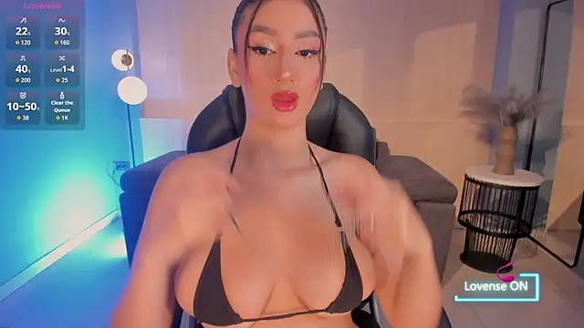 Snapshot of MaddisonLowe chatting on October 24, 2025, 4:55 am MaddisonLowe online show from October 24, 2025, 4:55 am