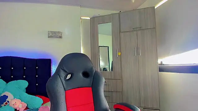 Hellen moons   online show from September 24, 2025, 6:58 pm