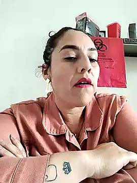 Snapshot of bombondenisse chatting on December 19, 2024, 6:45 pm bombondenisse online show from December 19, 2024, 6:45 pm