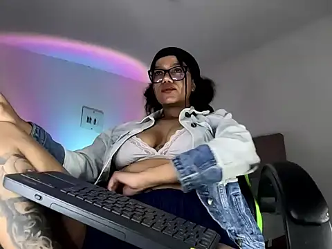 Snapshot of Ale_xandra chatting on November 10, 2025, 5:07 pm Ale xandra online show from November 10, 2025, 5:07 pm