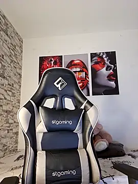 Antonella2 m online show from December 17, 2025, 1:05 pm