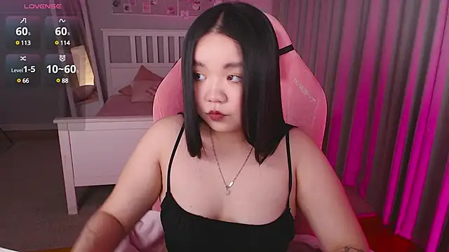 Snapshot of Suzy_Baee chatting on December 4, 2024, 12:30 pm Suzy Baee online show from December 4, 2024, 12:30 pm