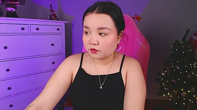 Snapshot of Suzy_Baee chatting on December 19, 2024, 12:23 pm Suzy Baee online show from December 19, 2024, 12:23 pm