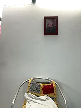 Snapshot of Emmy_flow chatting on October 15, 2025, 8:50 pm Emmy flow online show from October 15, 2025, 8:50 pm