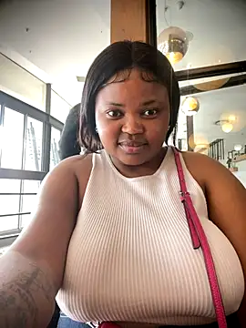 Snapshot of Curveysinaa chatting on November 15, 2025, 9:35 am Curveysinaa online show from November 15, 2025, 9:35 am